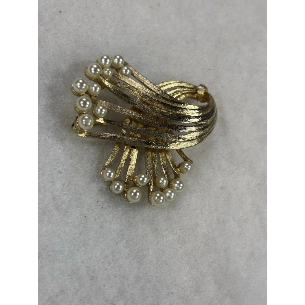 Vintage Lisner Gold Tone Faux Pearl Brooch Pin Classic Glam Occasion Heritage‎